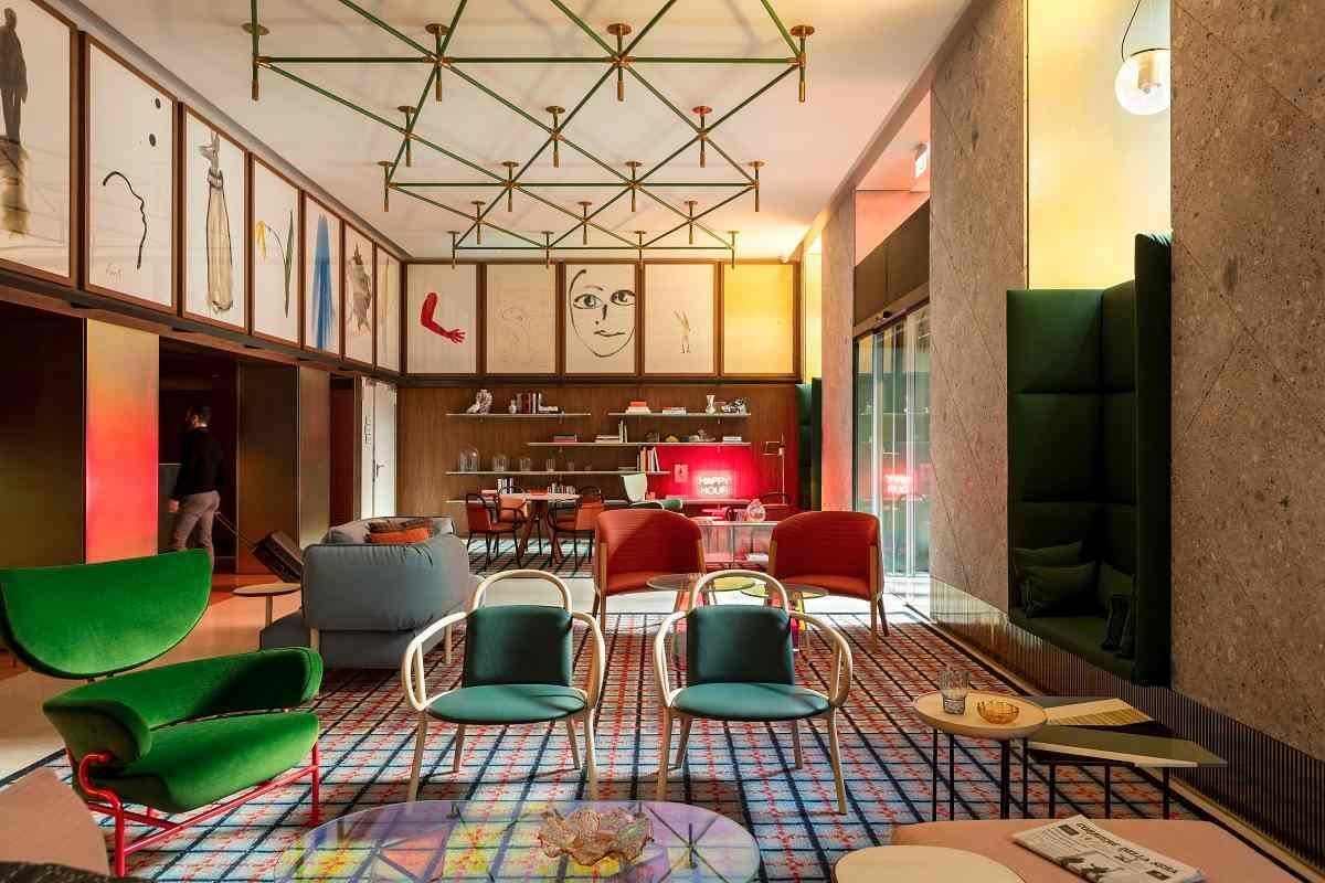 Room Mate Giulia公共空間的藝術陳設,與大理石切割後貼附的牆面 Room Mate Giulia公共空間的藝術陳設,與大理石切割後貼附的牆面